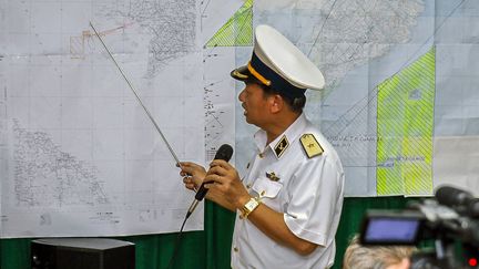 L'amiral vietnamien&nbsp;Le Minh Thanh lors d'un point sur les recherches du Boeing 777 de la Malaysia Airlines, le 12 mars 2014 sur l'&icirc;le de Phu Quoc (Vietnam).&nbsp; (LE QUANG NHAT / AFP)