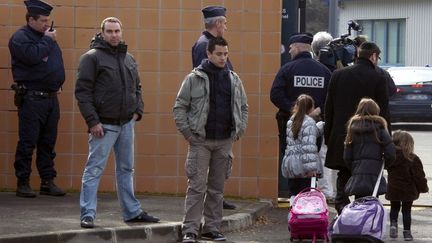 Des &eacute;l&egrave;ves d'une &eacute;cole juive escort&eacute;s par des policiers, &agrave; Toulouse (Haute-Garonne), le 20 mars 2012. (PASCAL PAVANI / AFP)