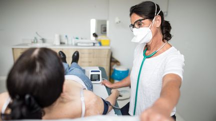 Une consultation médicale opérée par une médecin généraliste à Roanne (Loire), le 30 mars 2020. (VERONIQUE POPINET / HANS LUCAS / AFP)