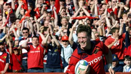 Ronan O'Gara et ses supporteurs, emblème du Munster