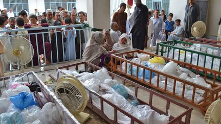La famille d'une des victimes d'un attentat terroriste &agrave; Quetta (Pakistan) se receuille pr&egrave;s du corps, le 1er juillet 2013. (MAXPPP)