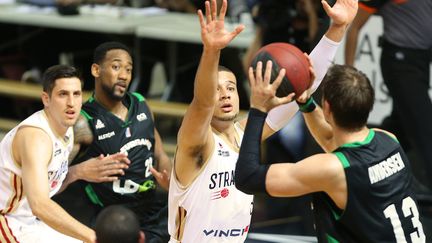 Strasbourg face à l'Asvel. (JEAN-MARC LOOS / MAXPPP)