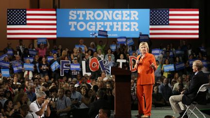 La candidate démocrate à la Maison Blanche, Hillary Clinton, lors d'un meeting à Kissimmee (Floride, Etats-Unis), le 8 août 2016. (GREGG NEWTON / AFP)