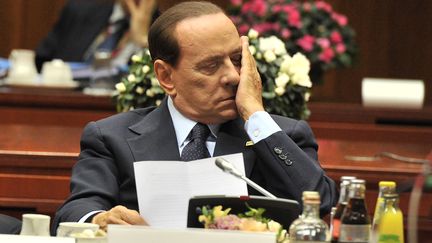 Le pr&eacute;sident du Conseil italien, Silvio Berlusconi, lors du sommet europ&eacute;en du 23 octobre, &agrave; Bruxelles (Belgique). (GEORGES GOBET/AFP)