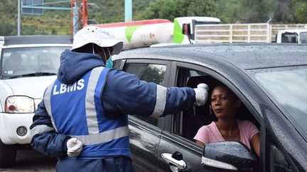 Au Lesotho, le Premier ministre a déclaré l’état d’urgence à compter du 19 mars. Dans les rues de la capitale Maseru, des responsables de la santé publique vérifient la température des habitants. Le pays a longtemps été le seul du continent à avoir été épargné par la pandémie. Un premier cas de contamination a été déclaré le 13 mai.&nbsp; &nbsp; &nbsp; &nbsp; (MOLISE MOLISE / AFP)