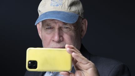 Le photographe américain Steve McCurry à Paris en décembre 2021. (JOEL SAGET / AFP)