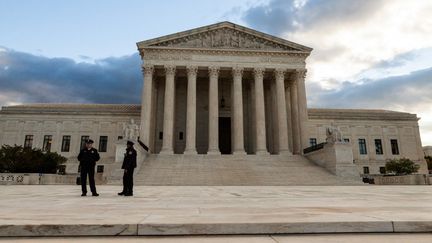 Des policiers montent la garde devant la Cour suprême américaine, à Washington, le 1er novembre 2021. (ALLISON BAILEY / NURPHOTO / AFP)