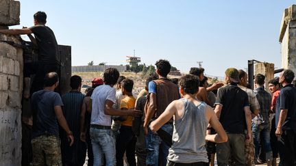 Des Syriens déplacés manifestent le 30 août 2019 près de la frontière turque dans la province d'Idleb, pour demander l'aide d'Ankara et arrêter l'offensive du régime de Damas dans la région.&nbsp; (RAMI AL SAYED / AFP)