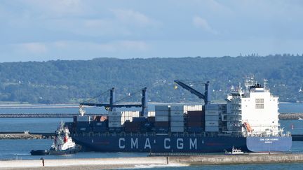 Un porte containers de la CMA CGM au port du Havre (Seine-Maritime). (JEAN-FRANCOIS MONIER / AFP)