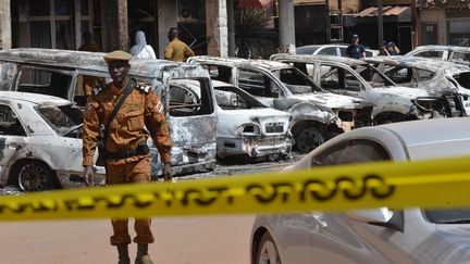 Le 18 janvier 2016, une&nbsp;attaque revendiquée par&nbsp;Al-Qaeda contre un restaurant et un hôtel très fréquentés de Ouagadougou, au Burkina&nbsp;Faso,&nbsp;fait 30 morts, dont de nombreux Occidentaux. (ISSOUF SANOGO / AFP)