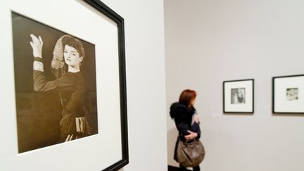 Dans les allées de l'exposition "Man Ray Portraits" à la National Portrait Gallery de Londres, février 2013.
 (Leon Neal / AFP)