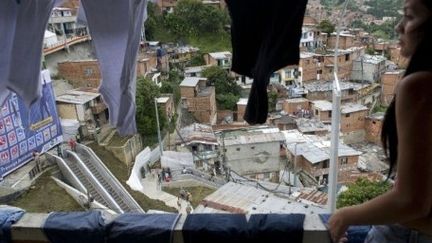 Une femme contemple un escalator construit pour favoriser la mobilité des habitants d'un quartier défavorisé à Medellin. (RAUL ARBOLEDA / AFP)