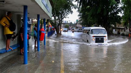 Une rue inondée de Recife, dans l'Etat du Pernambouc (Brésil), le 28 mai 2022. (MARLON COSTA / AP)