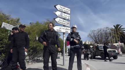 Des forces de s&eacute;curit&eacute; tunisiennes devant le mus&eacute;e du Bardo, dans la banlieue de Tunis (Tunisie), le 19 mars 2015. (FETHI BELAID / AFP)