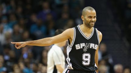 Tony Parker joue avec les San Antonio Spurs à Charlotte (Etats-Unis), le 21 mars 2016. (STREETER LECKA / GETTY IMAGES NORTH AMERICA / AFP)