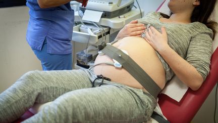 Une femme examinée au service des urgences d'une maternité, à Chambéry (Savoie), en janvier 2017. (JESSICA BORDEAU / AFP)