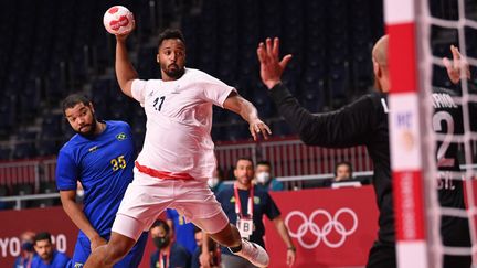 Le handballeur français Timothey N'Guessan face au Brésil,lundi 26 juillet. (MARTIN BERNETTI / AFP)