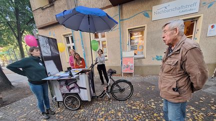 Le "laboratoire mobile du souvenir" dans le quartier de Neukölln, à Berlin, à l'occasion des 35 ans de la chute du mur de Berlin. (SEBASTIEN BAER / FRANCEINFO / RADIO FRANCE)