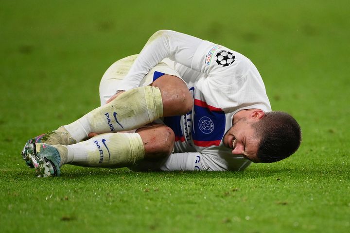 Marco Verratti, au sol lors du match contre le Bayern Munich en Ligue des champions, le 8 mars 2023 en Allemagne. (FRANCK FIFE / AFP)