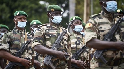 Des soldats maliens&nbsp;lors des&nbsp;funérailles de&nbsp;l'ancien président du Mali, le général Moussa Traoré, le 18 septembre 2020, à&nbsp;Bamako. (MICHELE CATTANI / AFP)