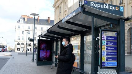 Tout comme les transports en commun, comme le montre cette photo prise à un arrêt de bus dans le centre ville de Rennes (Ille-et-Vilaine), le 18 mars 2020. (MAXPPP)