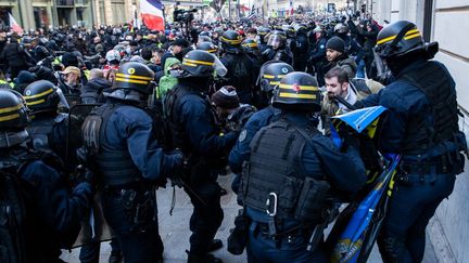 Altercations entre des manifestants et des membres des forces de l'ordre, lors du 62e samedi de mobilisation des "gilets jaunes", le 18 janvier 2020 à Paris. (JEROME GILLES / NURPHOTO)