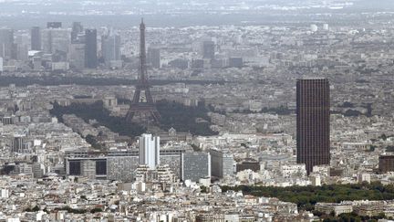 La tour Montparnasse et la tour Eiffel à Paris.&nbsp; (GUILLAUME BAPTISTE / AFP)