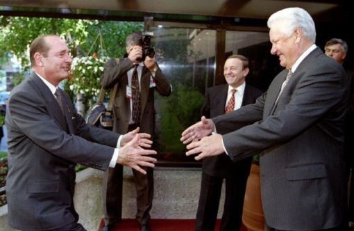 Quand deux amis, Jacques Chirac et Boris Eltsine, se retrouvent au sommet de Halifax (Canada), en juin 1995.&nbsp; (REUTERS)