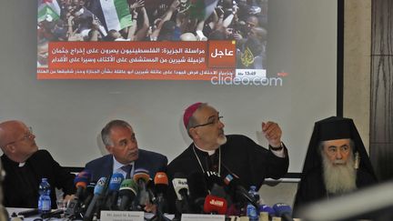 Le chef de l'Eglise catholique en Terre sainte,&nbsp;Pierbattista Pizzaballa (troisième en partant de la gauche), lors d'une conférence de presse à Jérusalem, lundi 16 mai 2022. (AHMAD GHARABLI / AFP)