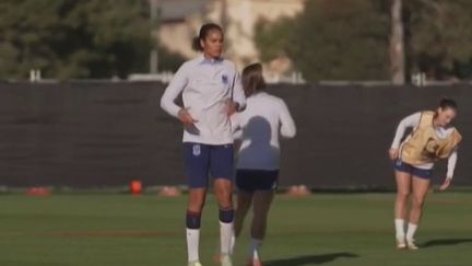 Les Bleues se sont imposées 4 à 0 face au Maroc, mardi 8 août, lors de la Coupe du monde féminine de football. Elles affronteront les Australiennes en quart de finale, samedi. Depuis Adélaïde (Australie), mercredi, le journaliste Martin Charmasson fait le point sur cette prochaine rencontre. (France 2)