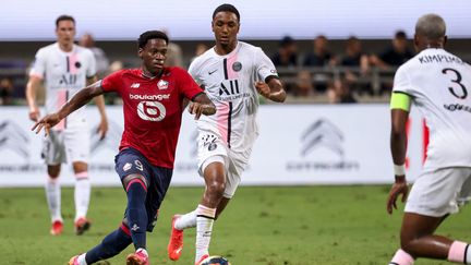 Jonathan David (Lille) face à Abdou Diallo (PSG) lors du Trophée des champions, dimanche 1er août 2021. (EMMANUEL DUNAND / AFP)