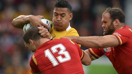 Israel Folau ceinturé par George North  (GLYN KIRK / AFP)