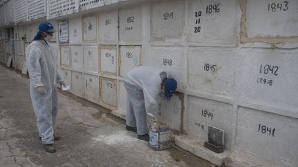 Des victimes du Covid-19 sont enterrées dans le cimetière de Iraja, au nord de Rio de Janeiro (Brésil), le 18 mars 2021. (FABIO TEIXEIRA / NURPHOTO / AFP)