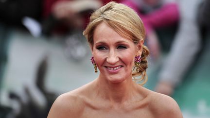 L'auteure de la saga Harry Potter, J.K. Rowling, lors de l'avant-premi&egrave;re de "Harry Potter et les Reliques de la Mort&nbsp;- partie 2", le 7 juillet 2011 &agrave; Londres (Royaume-Uni). (CARL COURT / AFP)