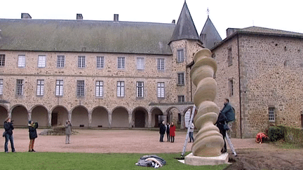 La sculpture de Tony Cragg est installée dans la cour du château de Rochechouart
 (France 3 / Culturebox)