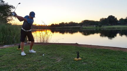 Les golfeurs n’ont pas d’inquiétude à se faire du fait de la présence de tous ces animaux sur leur parcours, un poste de surveillance et des dizaines de caméras observent de près le green. De plus, des rangers patrouillent autour du golf pour maintenir à distance les animaux potentiellement dangereux. A ce jour, aucun golfeur n’a jamais été attaqué. Le plus grand risque est de se faire voler la balle par les babouins.&nbsp; &nbsp; (JEAN ROSSOUW/ MAGNUS NEWS/SIPA)