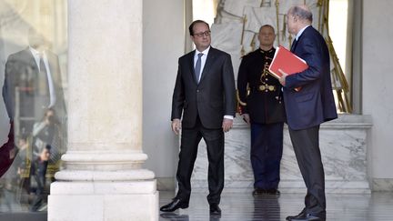 François Hollande quitte le Conseil des ministres à l'Elysée, le 12 octobre 2016. (ALAIN JOCARD / AFP)