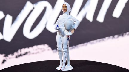 Une poupée&nbsp;voilée Barbie créée en l'honneur de l'escrimeuse américaine&nbsp;Ibtihaj Muhammad,&nbsp;présentée par&nbsp;Mattel, le 13 novembre 2017, à New York (Etats-Unis). (ILYA S. SAVENOK / GETTY IMAGES NORTH AMERICA / AFP)