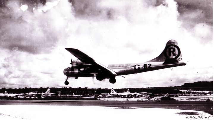 &nbsp; (Le Boeing B-29 Superfortress "Enola Gay" atterri sur la piste de la base aérienne de Tinian. © REUTERS / Ho New)