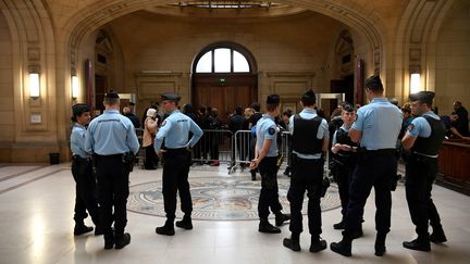 Des policiers montent la garde devant le tribunal correctionnel de Paris, vendredi 22 septembre 2017. Neuf prévenus étaient jugés pour avoir frappé un policier et mis le feu à son véhicule en mai 2016. (LIONEL BONAVENTURE / AFP)