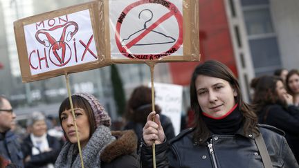 Des femmes manifestant &agrave; Paris, le 19 janvier 2014, pour d&eacute;fendre le droit &agrave; l'avortement.&nbsp; (THOMAS SAMSON / AFP)