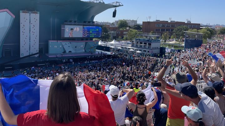 Six mille spectateurs sont présents dans les tribunes du site d'escalade du Bourget (Seine-Saint-Denis), le 5 août 2024, pour suivre les demi-finales du bloc masculin. (CLEMENT MARIOTTI PONS / FRANCEINFO: SPORT)