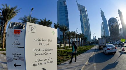 Un panneau indiquant l'emplacement d'un centre ce vaccination contre le coronavirus au centre financier de Dubaï, le 3 février 2021. (KARIM SAHIB / AFP)