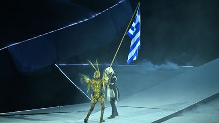 Le "golden voyager" tient le drapeau grec sur la scène du Stade de France, le 11 août 2024, à l'occasion de la cérémonie de clôture des Jeux olympiques. (MUSTAFA YALCIN / ANADOLU / AFP)