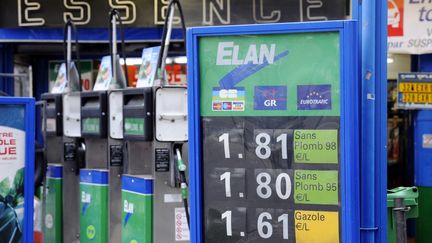 Une station-service parisienne, le 9 mars 2011. (BERTRAND GUAY / AFP)