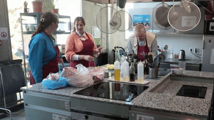 Solidarité : à Marseille, une cuisine permet aux personnes sans domicile fixe de se faire à manger (france 2)