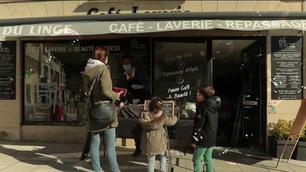 À&nbsp;Bayonne (Pyrénées-Atlantiques), une laverie s'est transformée en véritable lieu de vie. (CAPTURE ECRAN FRANCE 2)