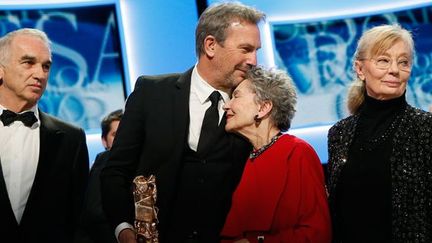 Le président de l'académie des Césars, Alain Terzian, avec l'acteur américain Kevin Costner, l'actrice française Emmanuelle Riva et Margaret Menegoz, productrice de "Amour".
 (Patrick Kovarick / AFP)