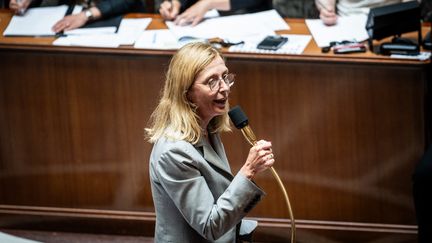 Charlotte Caubel, secrétaire d'État chargée de l'enfance, présente à l'Assemblée nationale, le 26 juin 2023. (XOSE BOUZAS / HANS LUCAS / AFP)