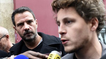 Julien Bayou&nbsp;à côté de&nbsp;Jérôme Kerviel en octobre 2015 (MIGUEL MEDINA / AFP)